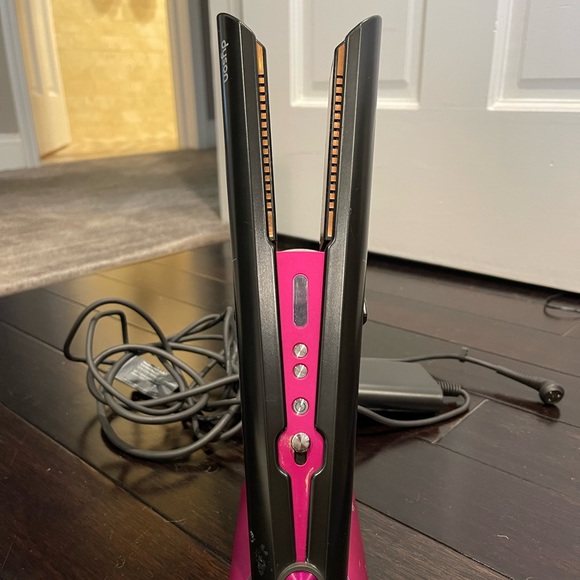 BRAND NEW DYSON STRAIGHTER!!!!! only used once. In perfect condition. - Picture 5 of 5